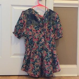 Cute Woman’s Floral shirt!